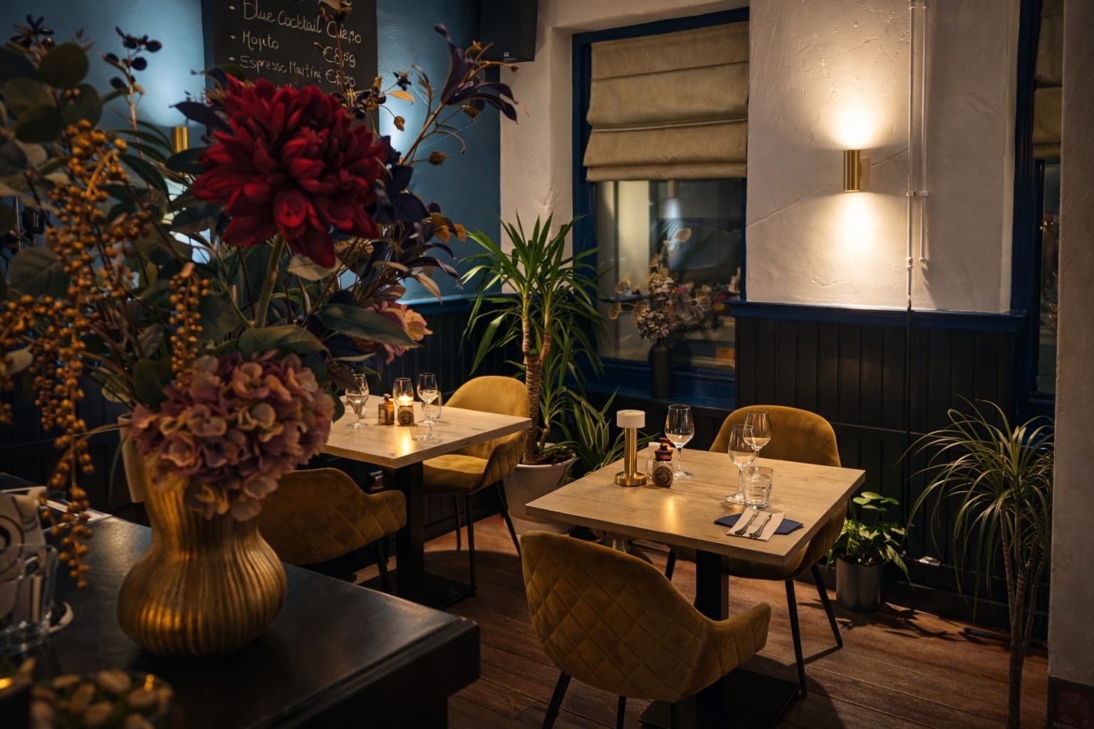 Sfeervol gedekte tafel bij Bij Blue Lekkerkerk